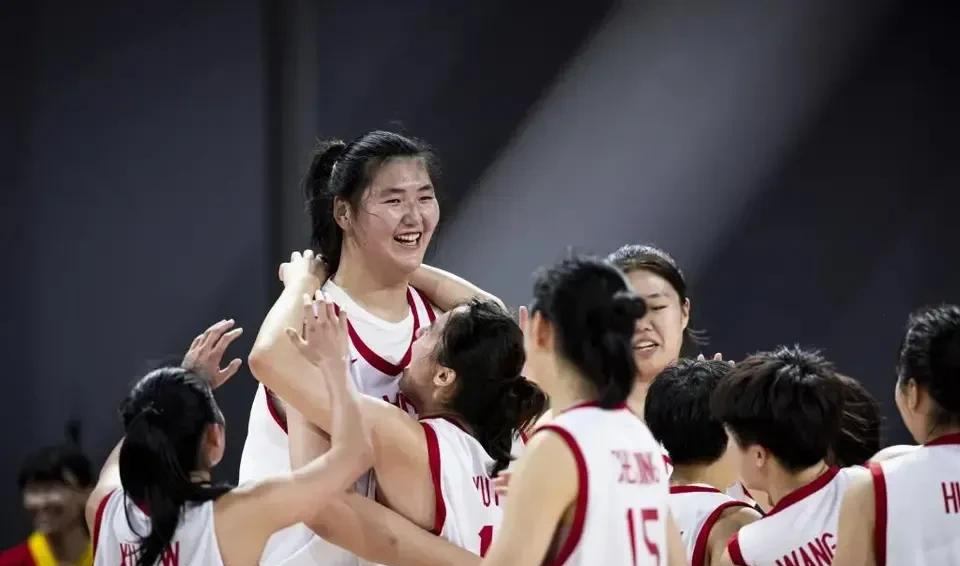 组图：中国女篮备战波黑宫鲁鸣给张子宇开小灶